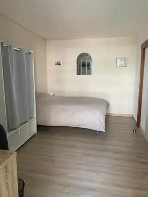 Un ou plusieurs lits dans un hébergement de l'établissement Calme et confort -chambre privée sej cuis SdB Sde 2wc sép parking
