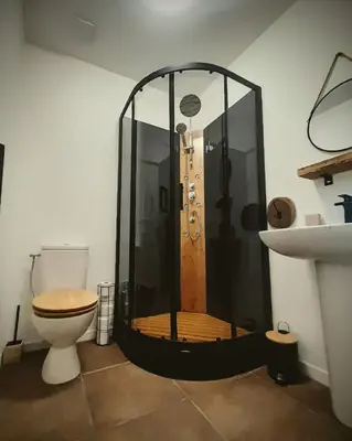 Salle de bains dans l'établissement Serenity Belle France Gite