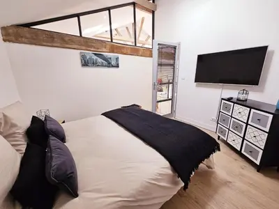 Un ou plusieurs lits dans un hébergement de l'établissement Loft de Magnac, spacieux et moderne