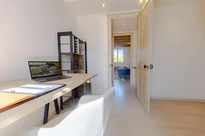 Télévision ou salle de divertissement dans l'établissement Maison Élégante avec Jardin I Centre de Cognac
