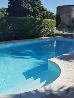 Piscine de l'établissement Maison la tour ou située à proximité