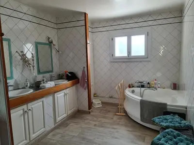 Salle de bains dans l'établissement Maison de vacances en pierre avec piscine