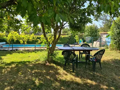 Piscine de l'établissement Maison de vacances en pierre avec piscine ou située à proximité