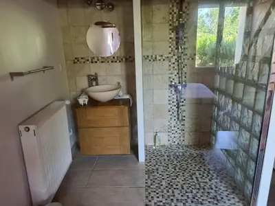 Salle de bains dans l'établissement Maison de vacances en pierre avec piscine