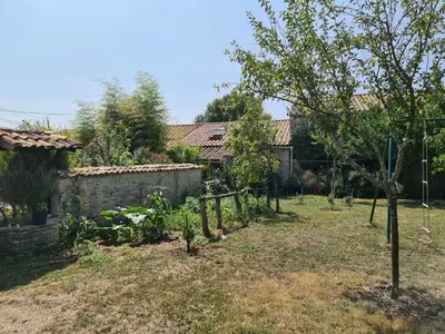 Jardin de l'établissement Maison de vacances en pierre avec piscine