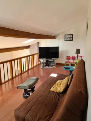 Télévision ou salle de divertissement dans l'établissement Maison de vacances en pierre avec piscine