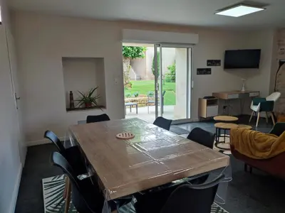Télévision ou salle de divertissement dans l'établissement Maison des Hauts, terre de lavoirs