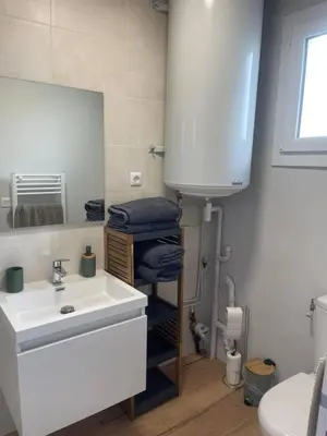 Salle de bains dans l'établissement Maisons Martigny B - Proche Futuroscope et Aquascope