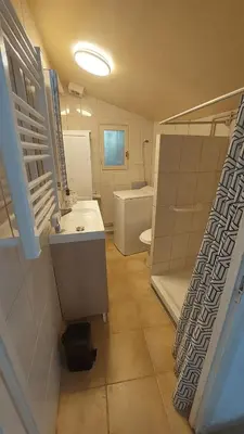 Salle de bains dans l'établissement Petite maison atypique à 20min du Futuroscope, avec terrasse