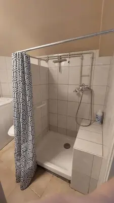Salle de bains dans l'établissement Petite maison atypique à 20min du Futuroscope, avec terrasse