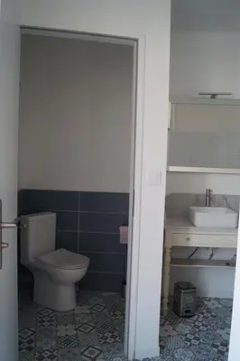 Salle de bains dans l'établissement L'océane