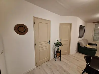 Coin salon dans l'établissement Joli T2 rénové bord plan d'eau