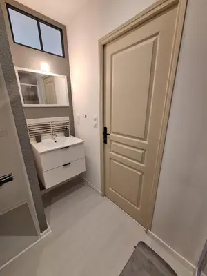 Salle de bains dans l'établissement Joli T2 rénové bord plan d'eau