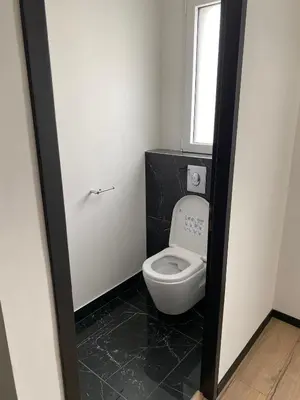 Salle de bains dans l'établissement superbe villa neuve
