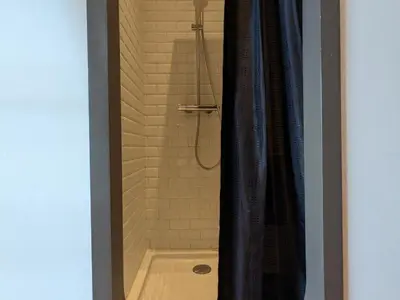 Salle de bains dans l'établissement Appartement avec terrasse, jardin et WIFI au cœur historique d'Angoulême - FR-1-653-263