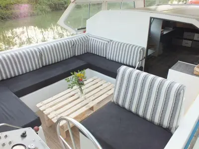 Coin salon dans l'établissement Nuits insolites sur un bateau
