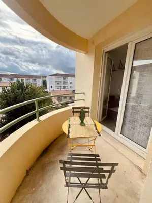 Balcon ou terrasse dans l'établissement T1 de standing à Port Boinot avec balcon