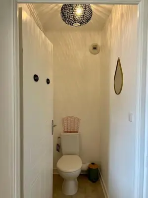 Salle de bains dans l'établissement T1 de standing à Port Boinot avec balcon
