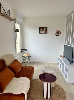 Télévision ou salle de divertissement dans l'établissement T1 de standing à Port Boinot avec balcon