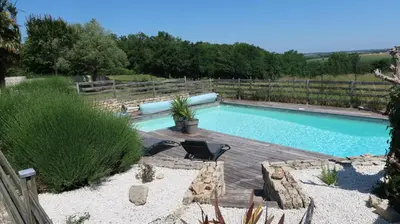 Piscine de l'établissement Chambre Taru ou située à proximité