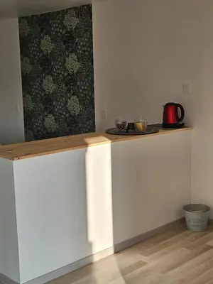 Cuisine ou kitchenette dans l'établissement Chambre les petites ecuries