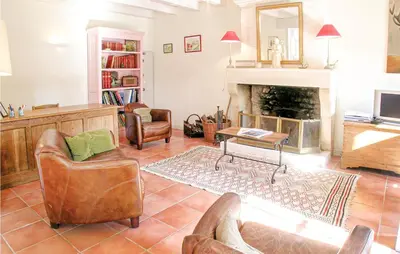 Coin salon dans l'établissement Awesome Home In Romegoux