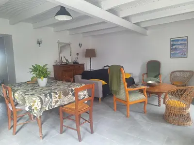 Coin salon dans l'établissement Gîte des Abeilles