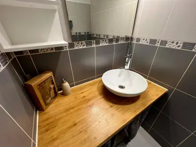 Salle de bains dans l'établissement Le Saint-Hilaire - appartement calme + parking