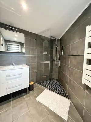 Salle de bains dans l'établissement Studio tout équipé avec parking