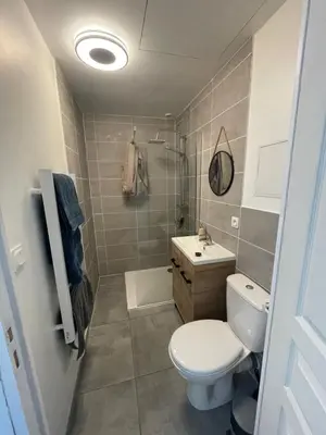 Salle de bains dans l'établissement Maison avec grand espace en hauteur
