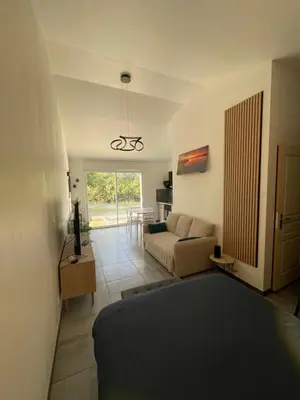Télévision ou salle de divertissement dans l'établissement Maison avec grand espace en hauteur