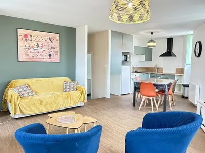 Cuisine ou kitchenette dans l'établissement Appartement 2 chambres - 6 personnes - Centre de Parthenay - Garage et Wifi