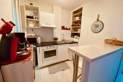 Cuisine ou kitchenette dans l'établissement Bright duplex 50m from the port of La Rochelle