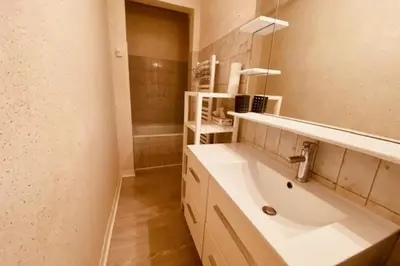 Salle de bains dans l'établissement Bright duplex 50m from the port of La Rochelle