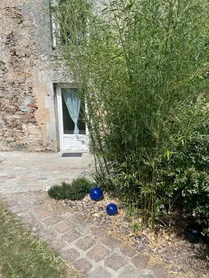 Jardin de l'établissement chambre 4 personnes avec entrée indépendante , grand parking, salle de bain, wc