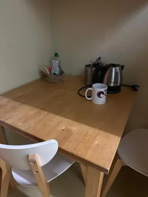 Plateau bouilloire dans l'établissement chambre 4 personnes avec entrée indépendante , grand parking, salle de bain, wc