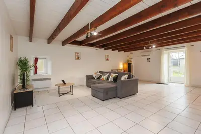 Coin salon dans l'établissement LE SOUVENIR D'AILLEURS T2 65m2