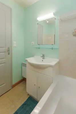 Salle de bains dans l'établissement LE SOUVENIR D'AILLEURS T2 65m2
