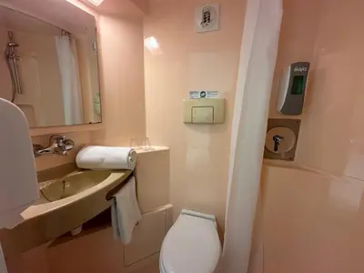 Salle de bains dans l'établissement Premiere Classe Saintes