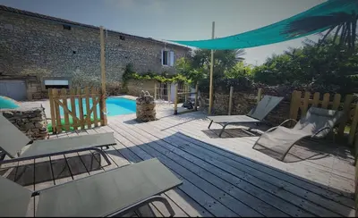 Piscine de l'établissement Les chambres du Nid charentais ou située à proximité