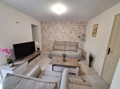 Coin salon dans l'établissement Belle maison au bord du plan d'eau