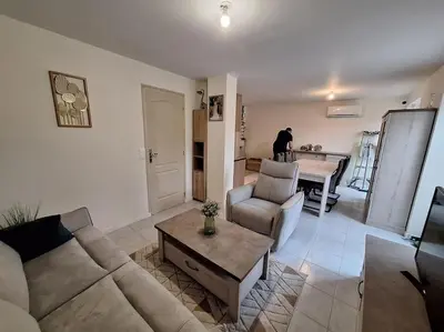 Coin salon dans l'établissement Belle maison au bord du plan d'eau