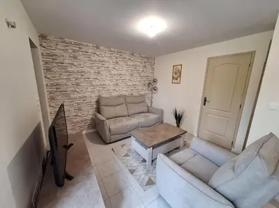 Coin salon dans l'établissement Belle maison au bord du plan d'eau