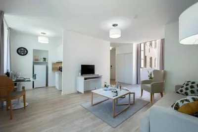 Télévision ou salle de divertissement dans l'établissement Résidence de Poitiers