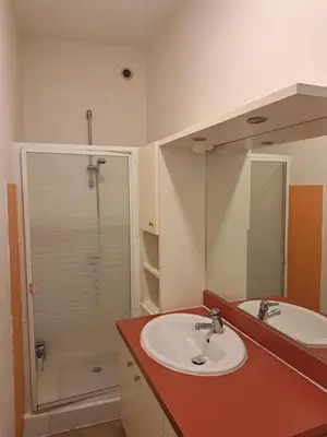 Salle de bains dans l'établissement Appartement vue panoramique sur le vieux Saintes
