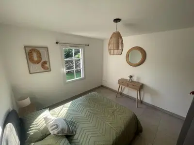 Un ou plusieurs lits dans un hébergement de l'établissement Charmante maison neuve