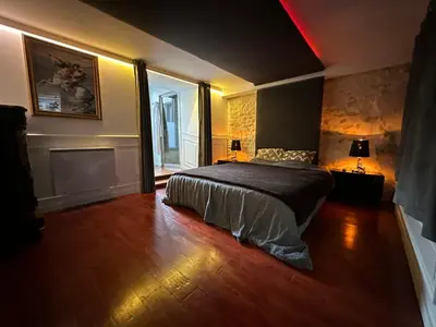 Un ou plusieurs lits dans un hébergement de l'établissement Élégant appartement de ville avec patio