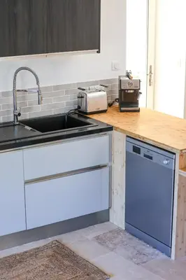 Cuisine ou kitchenette dans l'établissement La Rocque
