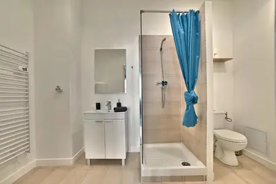 Salle de bains dans l'établissement Paradis Bleu - Coeur de ville, Tv 4K, Netflix, Fibre, Confortable, Calme
