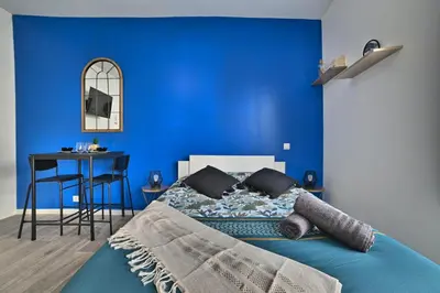 Un ou plusieurs lits dans un hébergement de l'établissement Paradis Bleu - Coeur de ville, Tv 4K, Netflix, Fibre, Confortable, Calme